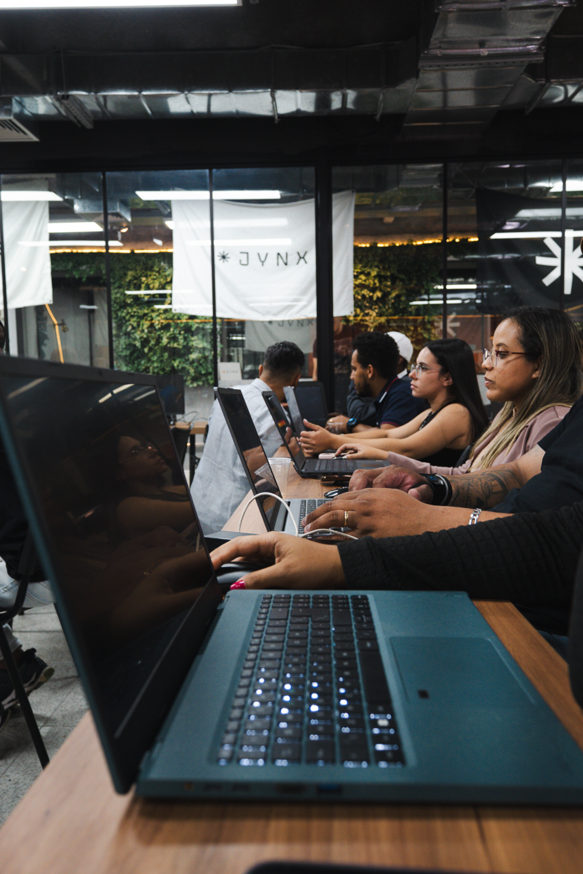 Alunos em aula presencial de IA na unidade JYNX da Consolação