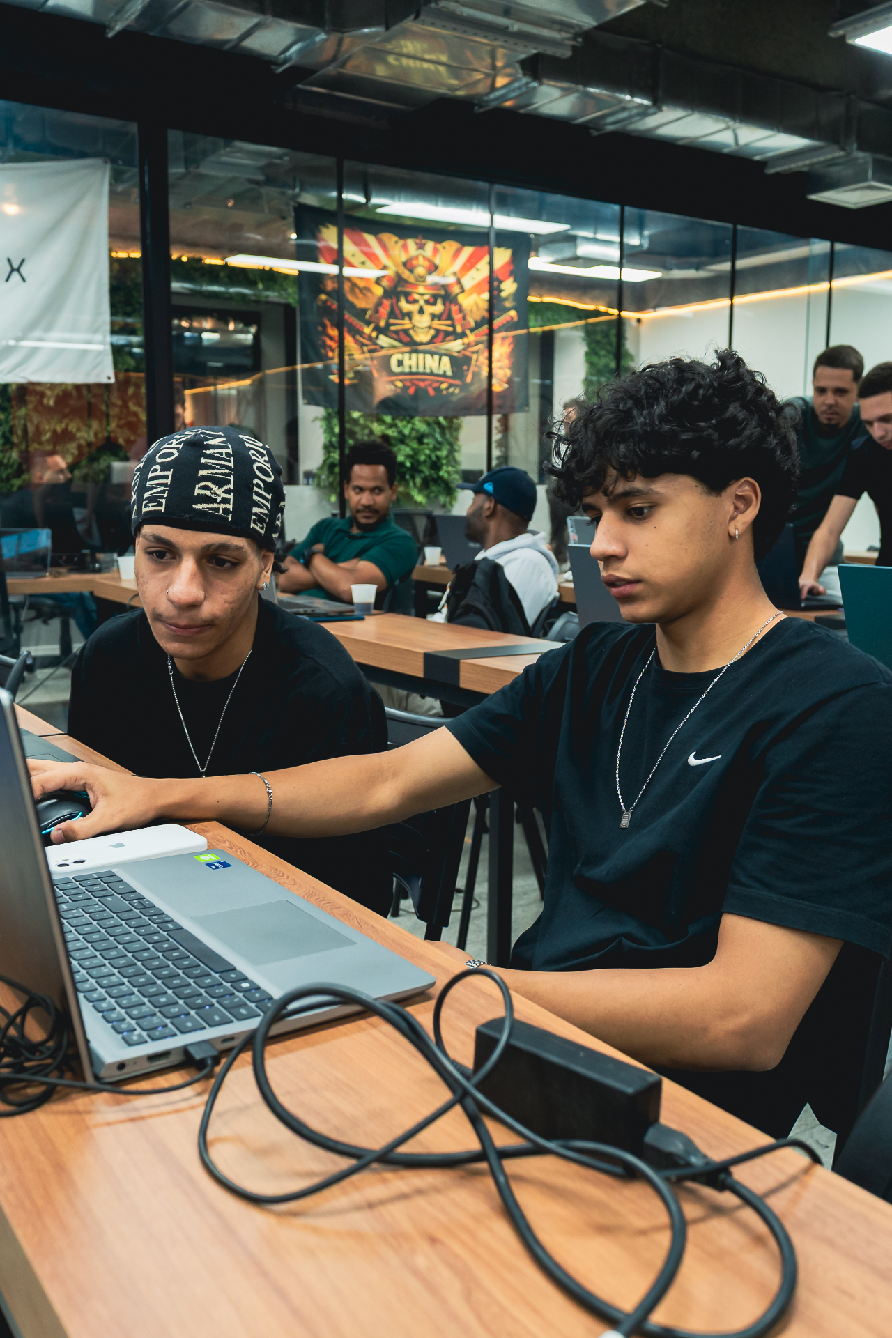 Dupla de alunos trabalhando em projeto prático durante o curso