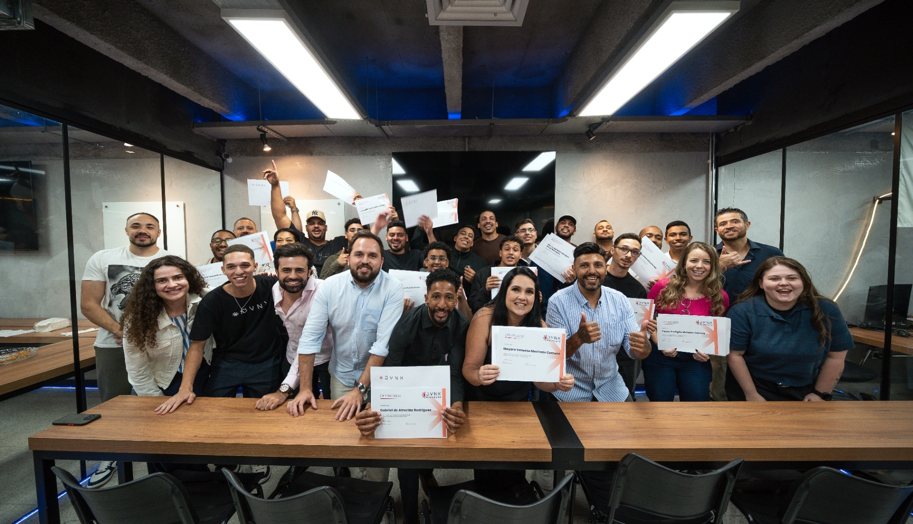 Turma da JYNX Educação em cerimônia de entrega de certificados de conclusão
