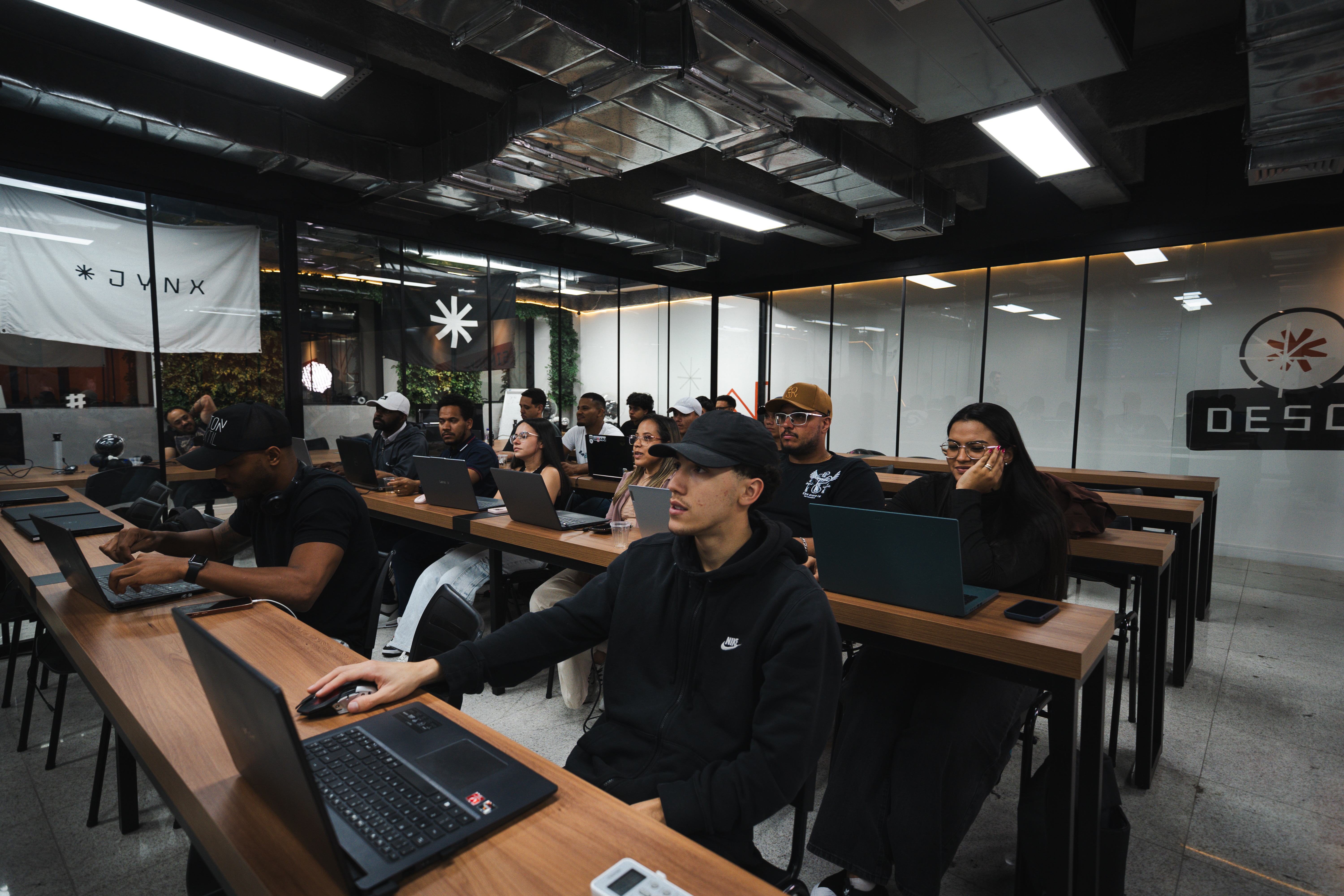 Sala de aula presencial da JYNX em ação